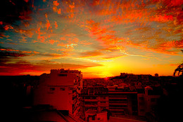 Dawn in Scarlet / ***