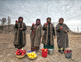 THE APPLES !!! Saleswoman apples. Shahristan. Tajikistan / ***