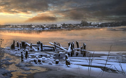 The river freezes / ***