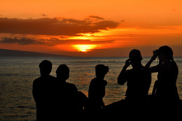 &nbsp; / Eine Gruppe jugendlicher beim Sonnenuntergang vor dem Hard Rock Cafe in Lahaina, Maui. Hawaii