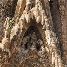 Sagrada Familia. Facade of the Nativity (detail) / ***