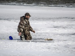 winter fishing / ***