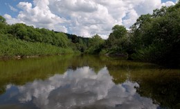 The river looked clouds / ***