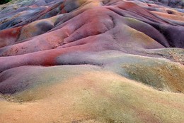  / sieben farbige Erde, ein Naturphänomen in der Nähe der Ortschaft Chamarel im Südwesten der Insel Mauritius