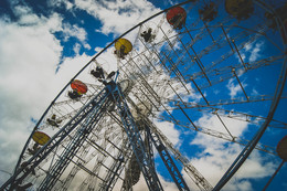 Ferris Wheel / ***