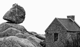 BRETAGNE / Gesehen auf meiner Reise in die Bretagne / Frankreich. Man braucht sich aber keine Sorgen zu machen. Dieser Stein liegt dort schon sehr, sehr (noch) lange.