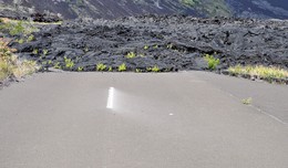 Das Ende der Straße / Eine ehemalige Straße, die von einem Lavastrom &quot;gesperrt&quot; wurde auf Big Island, Hawaii