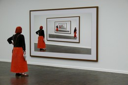 Im Museum / Frau in Betrachting eines Bildes