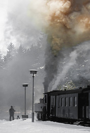 BROCKENBAHN / Auf meiner Tototour im Harz kannte ich auch die Brockenbahn fotografieren. Die Winterlandschaft gab der Situation noch den " iPunkt "