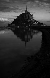 MONT - SAINT - MICHEL / Hier kann man nur am frühen Morgen fotografieren. Am Klosterberg ist man sonst nur von TOURISTEN umringt.