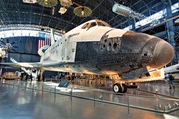 Space Shuttle „Discovery“ / Zu sehen im Steven F. Udvar-Hazy Center, die nahe des internationalen Flughafens Washington-Dulles gelegene Dependance des Luft- und Raumfahrtmuseums in Washington DC.