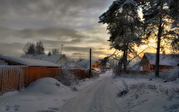 Winter evening in the village / ***