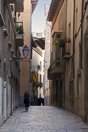 PALMA / Eine Gasse in Palma, der Hauptstadt Mallorcas. Gerne bin ich in den Stadtteilen, die von Touristen kaum besucht werden.