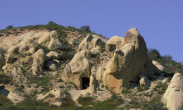 FELSENHÖHLEN / In Kappadokien / Türkei leben heute noch Menschen in diesen Felsen, in Höhlen. Die Felsen bestehen aus Tufstein.