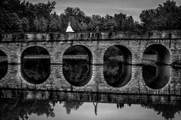 Love reflection / weddingphoto, wedding, wedddingphotographer, sobokar.com, sobokar, reflection, lovestory, weddingdress, groom, b&w, bridge, bride, blackandwhite