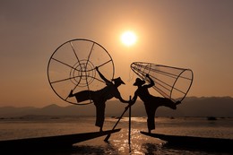 Fishing at sunset / ***
