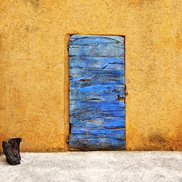 &nbsp; / Medieval wooden door, Roussillon, France