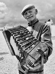 Accordionist / ***