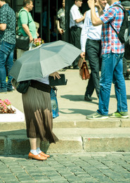 Under the umbrella / ***