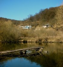 The village by the river / ***