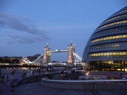 the city does not sleep / ***