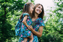 Mom and daughter / ***