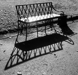 Bench / ***