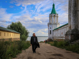 The walls of the monastery / ***