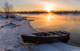 Dawn on the river. / ***