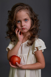 Girl with apple / ***