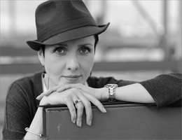 Portrait of girl in hat / ***