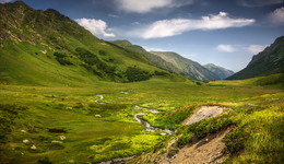 mountain valley / ***