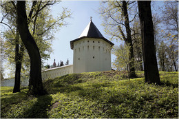 The walls of the monastery / ***