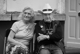 A happy couple. / ***