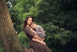 Mom and daughter / ***