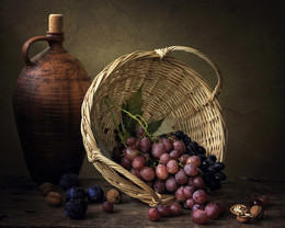 Still Life with Grapes / ***