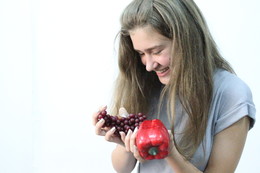 Girl with fruit / ***