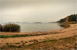 Autumn beach / ***