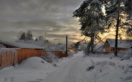 Winter evening in the village / ***