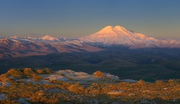 Dawn in the mountains / ***