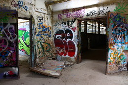 &nbsp; / Ein verlassenes Gebäude nicht nur das Ziel von Urbexern und Obdachlosen, sondern auch der Graffiti-Szene.