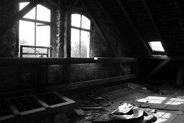 Der Dachboden / Aufgenommen in einem verlassen Werk auf dem Land mitten in Deutschland.