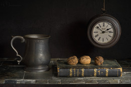 Still life with walnuts / ***