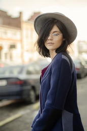 The girl in the hat / ***