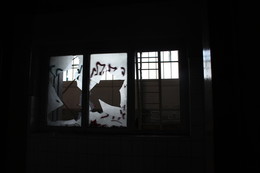 Broken Windwo / In verlassenen Fabriken kann man oftmals solche Fenster antreffen, offene Wände zwischen Büroräumen und dem Produktionsbereich.