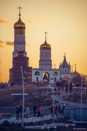 The road to the temple / ***