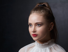 Portrait of a girl / ***