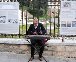 Porta Delgada / Street musician in Athens
