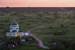 The road to the temple / ***