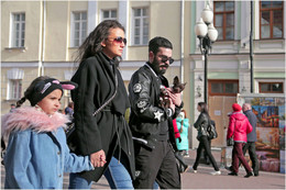 Family Promenade / ***